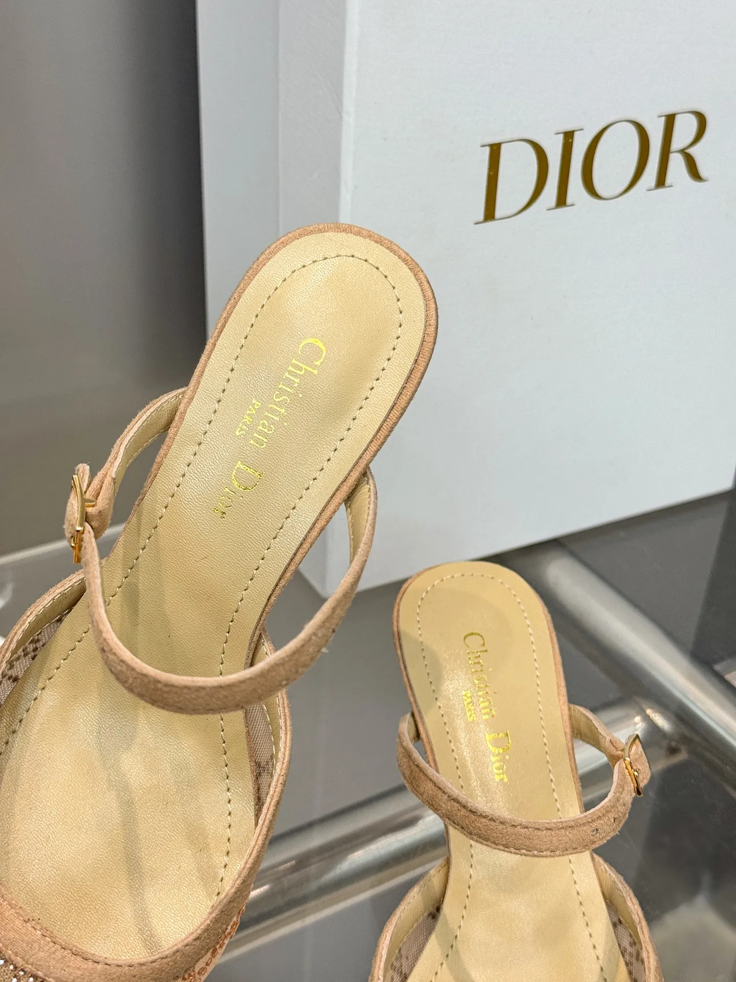 👟👟Ex-factory price 580👟👟 Dior 2025 spring and summer catwalk new style bling...bling...crystal shoes Capture series high-heeled women's shoes Star-same rhinestone square toe cannage pattern cat heel slip-on sandals The top high-end version on the market Exclusive sale Material: Original custom mesh inlaid with hot Australian rhinestones + water-dyed sheepskin feet + original molded hardware buckles + Italian leather outsole Heel height: 6.5CM/9.5CM size: 34-43 (34.40.41.42.43. Customized, non-refundable)